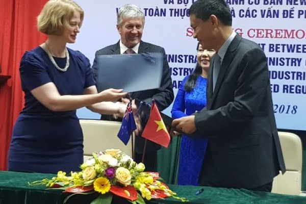 Việt Nam ký thỏa thuận hợp tác về an toàn thực phẩm với New Zealand